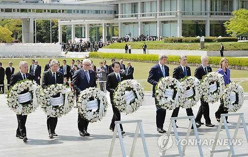 주요 7개국(G7) 외무장관들이 2016년 4월 11일 일본 히로시마의 평화기념공원을 방문해 원폭희생자 위령비에 헌화하고 있다. [교도/AP=연합뉴스 자료사진]