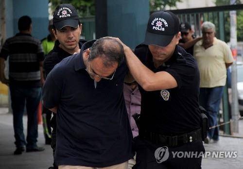 19일 터키 경찰이 경찰본부로 쿠데타 가담 용의자를 연행하고 있다. [EPA=연합뉴스]
