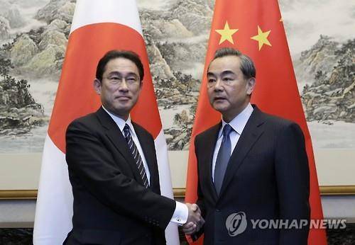 기시다 후미오(왼쪽) 일본 외무상과 왕이 중국 외교부장 [EPA=연합뉴스 자료사진]
