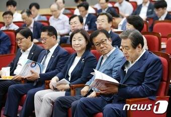 21일 오전 서울 여의도 국회 의원회관에서 열린 국회 연구단체 퓨처라이프 포럼 2기 출범식과 세미나에서 김무성 새누리당 전 대표가 자료를 보고 있다. 2016.7.21/뉴스1 © News1 손형주 기자