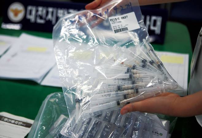 대전지방경찰청 마약수사대는 졸피뎀 등을 병원장 몰래 주문해 투약한 혐의로 간호사 A씨를 구속했다고 2015년 6월30일 밝혔다. 경찰 관계자가 압수한 주사기를 살펴보고 있다.