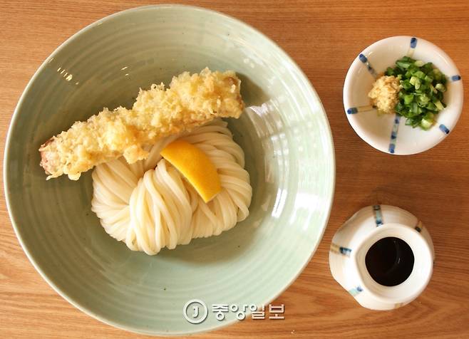 치쿠텐 붓가케우동(8000원) 대 마디 같은 어묵 튀김(竹天)을 고명으로 얹은 우동