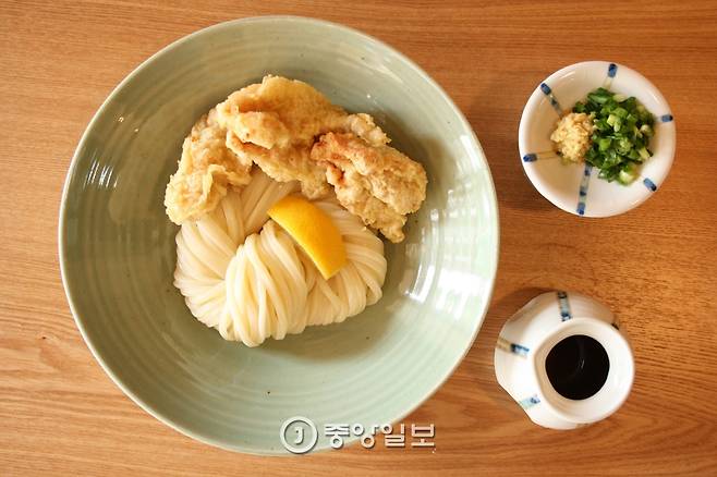 토리텐 붓가케우동(9000원) 닭튀김(鳥天)을 고명으로 얹은 우동
