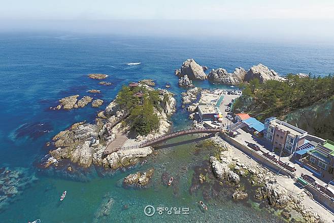 장호항은 스노클링과 투명카누 체험으로 유명해진 어촌마을이다.