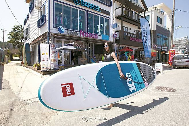 죽도해수욕장은 하와이, 발리의 서핑 해변처럼 서핑숍이 줄지어 있다.