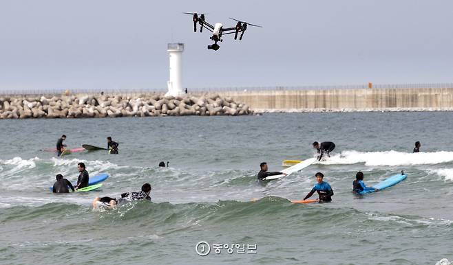 죽도 해수욕장을 드론으로 촬영하는 모습.