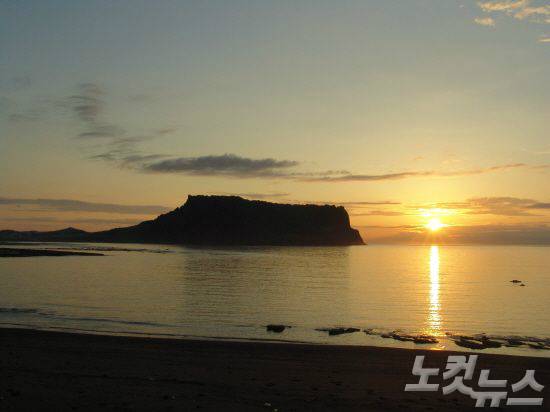 이번 제주여행에서 성산일출봉을 간다면 낭만적인 일출 장면을 놓치지말자. (사진=제주관광공사 제공)