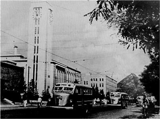 1935년 건립된 부민관은 광복 이후 국회의사당으로 바뀌었다가 1991년부터 현재의 서울시의회 건물이 됐다. 사진은 1950년대 국회의사당 때의 모습.