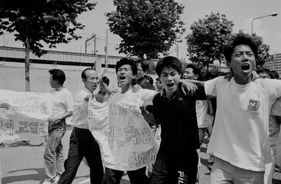 ⓒ연합뉴스 : 1989년 구로고등학교 학생들이 전교조 교사 징계 철회를 요구하며 가두 시위를 벌였다.