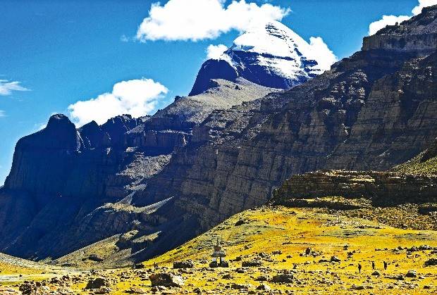 순례를 시작하는 곳에서 본 카일라스산의 장엄한 풍경