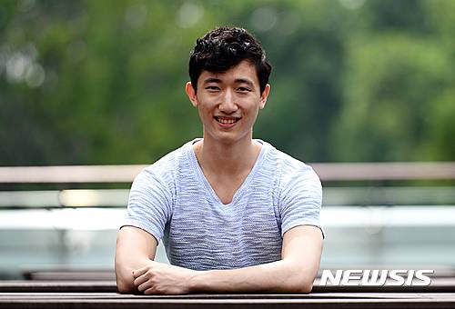 【서울=뉴시스】임태훈 기자 = '유스 아메리카 그랑프리'에서 전체 그랑프리를 차지한 발레리노 전준혁이 21일 오후 서울 광진구 능동 유니버설 아트센터에서 뉴시스와의 인터뷰에 앞서 포즈를 취하고 있다. 2016.07.24.   taehoonlim@newsis.com