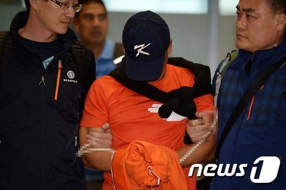 안양 환전소 살인사건 및 필리핀 연쇄 납치사건 피의자 김성곤이 한-필리핀 범죄인인도조약에 따라 13일 오후 인천국제공항을 통해 국내로 송환되고 있다.  © News1 정회성 기자