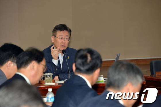 간부회의를 주재하고 있는 이재명 시장.(성남시 제공)© News1