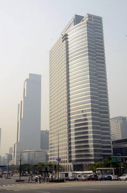 영동대로에서 바라본 아셈타워. 뒤편으로 무역센터가 보인다. /고성민 기자