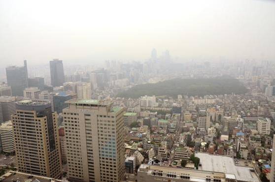 아셈타워에서 서쪽을 바라보면 테헤란로를 따라 포스코센터(사진 왼쪽)와 세계문화유산 정릉(가운데)도 보인다. /고성민 기자