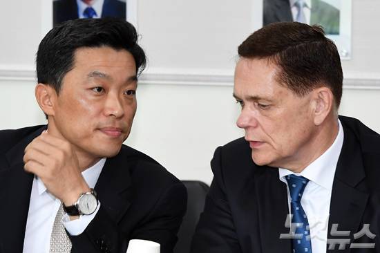 아우디폭스바겐코리아 요하네스 타머(오른쪽) 총괄대표와 정재균 부사장이 25일 오전 인천 서구 국립환경과학원에서 열린 판매금지 및 인증취소 관련 비공개 청문회에 참석, 귀엣말을 나누고 있다. (사진=박종민 기자)