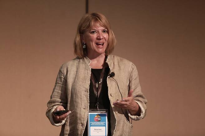 낸시 레인 미국 중소미디어협회 회장이 발표를 하고 있다. [사진 세계신문협회]