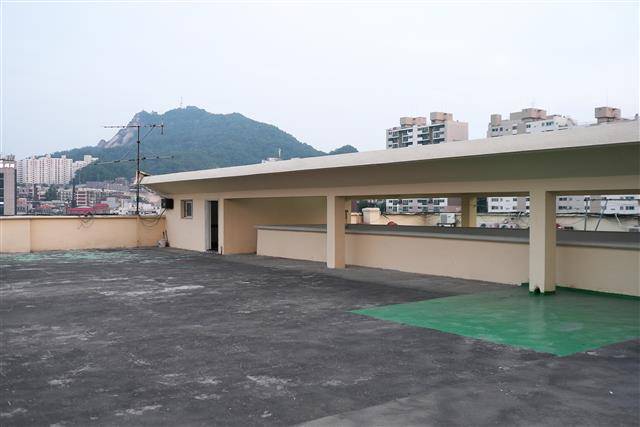 원일 아파트의 옥상. 천창의 옆이 열려 있는 것이 보인다. 배경은 안산이다.건축가 황두진 제공