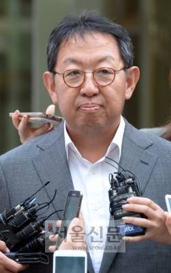 이석수 특별감찰관 - 우병우 청와대 민정수석 관련 의혹의 감찰을 시작한 26일  서울 종로구 타워8에서 이석수 특별감찰관이 업무를 마치고 퇴근하고 있다. 이 특별감찰관은 현재 우 수석 아들의 의경 보직 특혜의혹, 아내가 대표이사로 등재된 ’가족회사’를 이용해 재산을 축소했다는 의혹 등을 수사하고 있다.2016. 7. 26. 박윤슬 기자 seul@seoul.co.kr