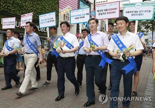 '에너지 절약 부탁합니다'     (서울=연합뉴스) 한종찬 기자 = 채희봉 산업통상자원부 에너지자원실장(가운데)을 비롯한 산자부 관계자들이 26일 오후 서울 명동 일대에서 '문 열고 냉방' 자제 및 적정 냉방온도 준수 등을 요청하는 에너지절약 홍보캠페인을 하고 있다. 2016.7.26     saba@yna.co.kr
