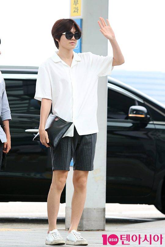 인피니트 성종이 손을 흔들고 있다.