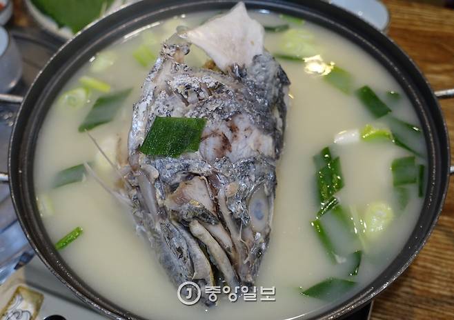 13kg짜리 민어의 대가리가 들어간 민어 곰국. 국물이 진국이어서 소고기 곰탕보다 맛이 진했다.