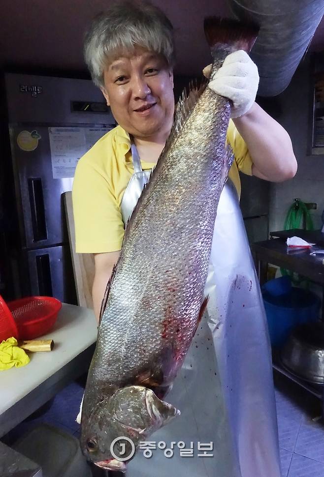 지난 22일 완도에서 올라온 주낙 당일 바리 10kg짜리 민어를 들고 있는 최문갑씨는 “민어만큼은 서울에서 가장 좋은 물건을 쓴다고 자부한다”라고 열변을 토했다. 이 민어는 경매 낙찰가가 1kg에 11만원이었다.