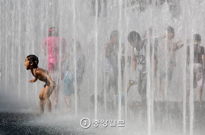 세종로 광화문광장 분수대에서 더위를 식히는 아이들. 박종근 기자