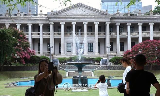 서울 최초의 분수는 덕수궁 석조전 앞에 있다. 1910년 석조전 완공 때 설치된 것으로 보이지만 현재의 것은 1938년 덕수궁미술관 건립때 설치된 것이다. 박종근 기자