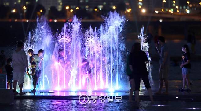 여의도 물빛공원 분수대는 열대야를 쫓는 최고의 장소다. 박종근 기자