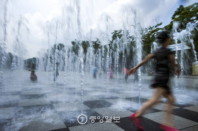 서울숲 분수대는 산책로 등 주변 자연환경과 어울려 인기만점이다. 박종근 기자