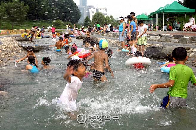 양재천 야외 물놀이장을 찾은 어린이들이 물장구를 치며 더위를 식히고있다. 박종근 기자
