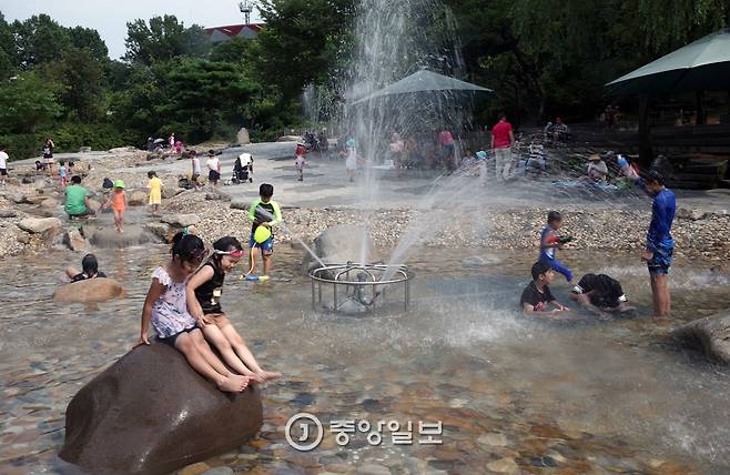 서울 능동 어린이대공원 내에 계곡처럼 꾸며진 물놀이장. 박종근 기자