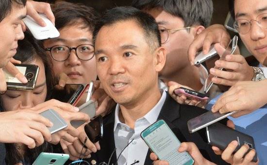 대학동창인 진경준(49·사법연수원 21기) 법무연수원 연구위원(검사장)에게 주식 매입과 관련해 특혜를 줬다는 의혹을 받고 있는 김정주 NXC 대표가 13일 오후 피의자 신분으로 서울 서초구 서울중앙지검으로 출석해 취재진의 질문에 답하고 있다. 사진=뉴시스