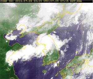 정지궤도위성인 ‘천리안 기상위성’으로 찍은 28일 오후 10시 15분의 한반도 위성사진. 기상청은 위성사진과 슈퍼컴퓨터 분석 자료, 예보관의 노하우 등을 바탕으로 일기예보를 생산한다.  기상청 제공