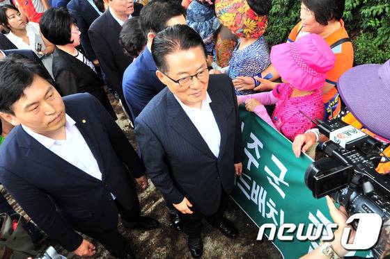 국민의당 박지원 비상대책위원장과 비대위원들이 1일 사드(THAAD, 고고도미사일방어체계) 배치지역으로 확정된 경북 성주군 성산리 공군 호크 미사일 부대를 방문해 주민들을 위로하고 있다. 박 비대위원장이 중국 CCTV카메라를 발견하고 잠시 걸음을 멈추고 있다.2016.8.1/뉴스1 © News1 최창호 기자