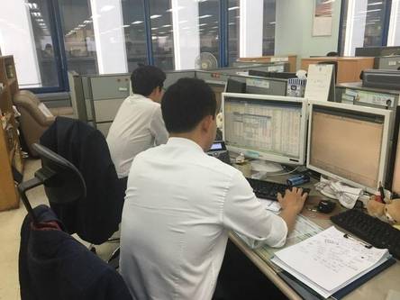 증권사 직원들이 오후 3시가 지난 시각에도 주식거래시스템에서 눈을 못떼고 있다.