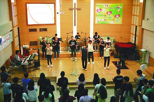 전북 익산 구평교회에서 지난 26일 열린 ‘하나님의 세대 청소년 캠프’에 참가한 작은 교회 청소년들이 찬양을 부르고 있다. 구평교회 제공