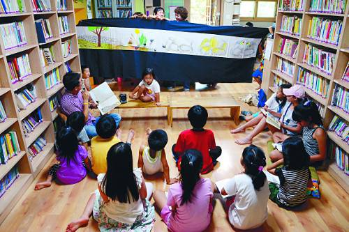 학부모들이 지난달 28일 경기도 용인 고기교회에 있는 ‘밤토실 어린이 작은 도서관’에서 아이들을 모아놓고 낚싯줄에 인형을 묶어 조종하는 인형극 무대를 선보이고 있다. 용인=김보연 인턴기자