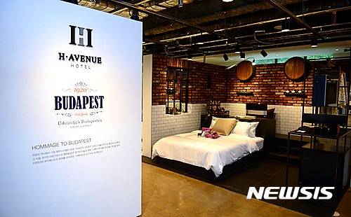 【서울=뉴시스】조성봉 기자 = 숙박 O2O 전문기업 야놀자가 2일 오전 서울 강남구 야놀자 본사 좋은숙박연구소에서  ‘야놀자 프랜차이즈 100호점 돌파’ 기자간담회를 열고, 야놀자 숙박 프랜차이즈 브랜드 객실을 취재진에게 공개했다.    야놀자 이수진 대표는 기자간담회에서 "2017년 1만 객실 확보로 생활실속형 숙박공간의 표준이 될 것"이라고 포부를 밝혔다.2016.08.02.  suncho21@newsis.com