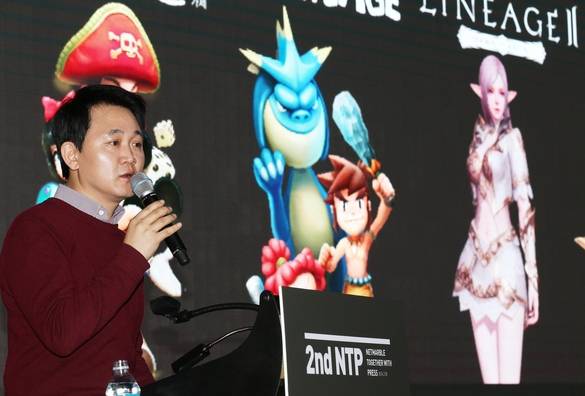 방준혁 넷마블 의장이 2월 NTP에서 신작 게임에 대해 소개하고 있는 모습 /조선DB