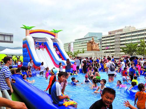 지난해 8월 세종대로에 설치됐던 물놀이장. 서울시 제공