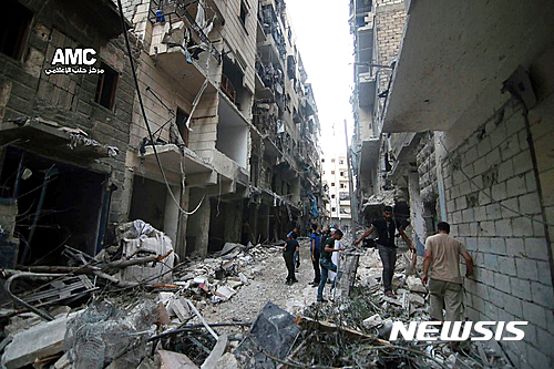 【알레포=알레포미디어센터(AMC)·AP/뉴시스】시리아 반군이 장악하고 있는 알레포에서 지난 7월 29일(현지시간) 주민들이 정부군의 폭격으로 무너진 곳을 살펴보고 있다. 사진은 현지 반정부 단체 알레포 미디어 센터가 AP에 제공한 것이다. 알레포에서 수 개월째 정부군의 폭격과 반군의 저항이 이어지고 있다. 2016.08.03