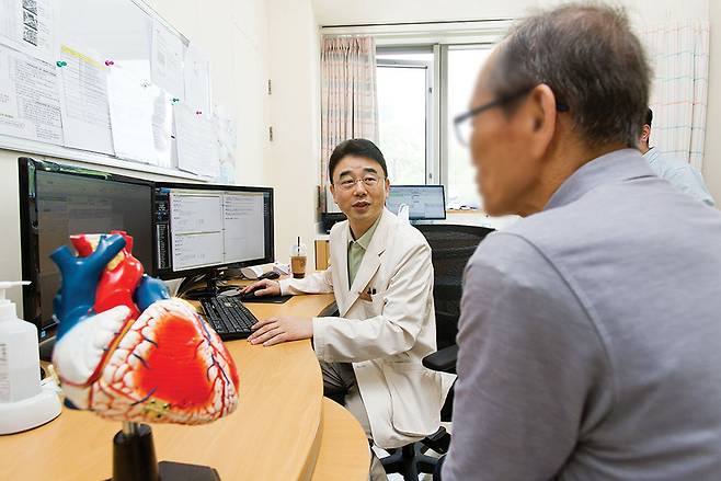 박경민 교수가 부정맥에 대해 상담·진료하고 있다.