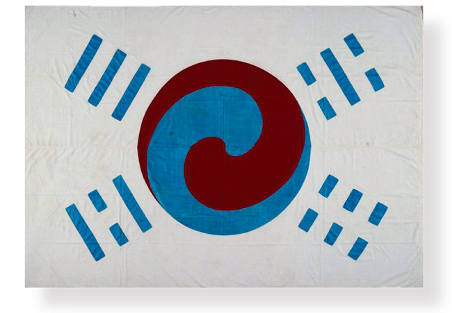 1890년 무렵 고종이 미국 출신 외교고문 오웬 N. 데니에게 하사한 조선국기. 국내에서 보관 중인 가장 오래된 국기로 알려져 있다. 263×180cm. [사진 제공·대한민국 제20대 국회 태극기 특별기획전]