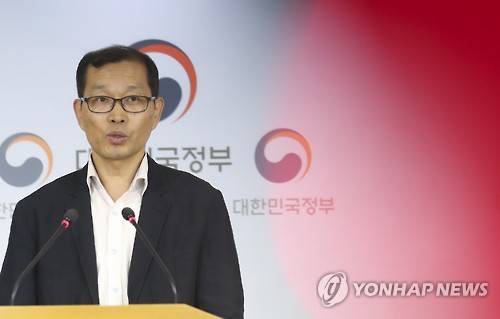 복지부, 서울시에 청년수당 시정명령     (서울=연합뉴스) 이진욱 기자 = 강완구 보건복지부 사회보장위원회 사무국장이 3일 서울 세종로 정부서울청사에서 청년수당 관련, 서울시에 시정명령을 통보했다고 밝히고 있다.