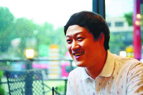 김디모데 목사가 지난 2일 서울 서대문구 한 카페에서 최근 출시한 기독교 이모티콘 ‘샬롬 스토리’를 소개하고 있다. 은행 청원경찰인 그는 일곱 살 아들을 둔 가장이기도 하다. 사진 위 캐릭터들은 ‘샬롬 스토리’ 이모티콘 중 일부. 김보연 인턴기자