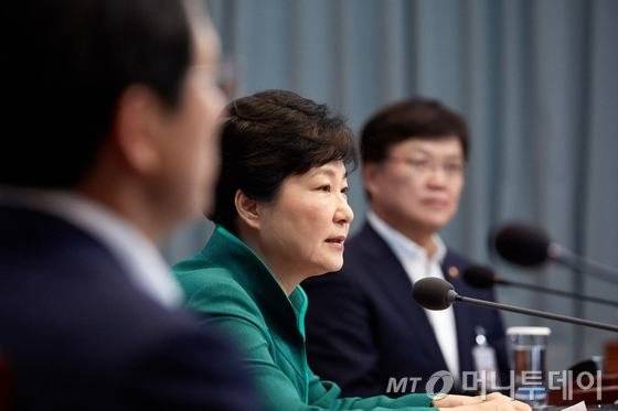 박근혜 대통령이 2일 오전 청와대에서 열린 영상 국무회의에서 모두발언을 하고 있다. (청와대) 2016.8.2/뉴스1   <저작권자 © 뉴스1코리아, 무단전재 및 재배포 금지>