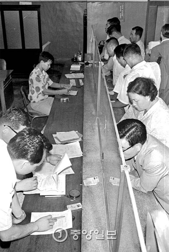 1972년 8월 9일로 예정된 사채 신고 마감일이 다가오자 사채를 쓴 기업과 사채권자들이 은행창구와 세무소로 몰려들었다.