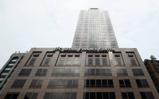 세종대로에서 바라본 서울파이낸스센터 전경. 서울파이낸스센터는 준공 당시 이 일대에서 가장 높은 건물이었다. 당시 설계에 참여했던 건축가들은 이 같은 고층 건물이 사람들에게 주는 공포감을 완화시켜 주기 위해 건축물을 맨 아래 저층부인 베이스와 중간 부분인 몸통, 맨 꼭대기 등 세 부분으로 구분해서 설계했다. 저층부를 가장 넓게 설계했으며, 중간 부분을 뒤로 물러나게 해 서울파이낸스센터를 대하는 사람들이 심리적으로 안정감을 가질 수 있도록 했다.